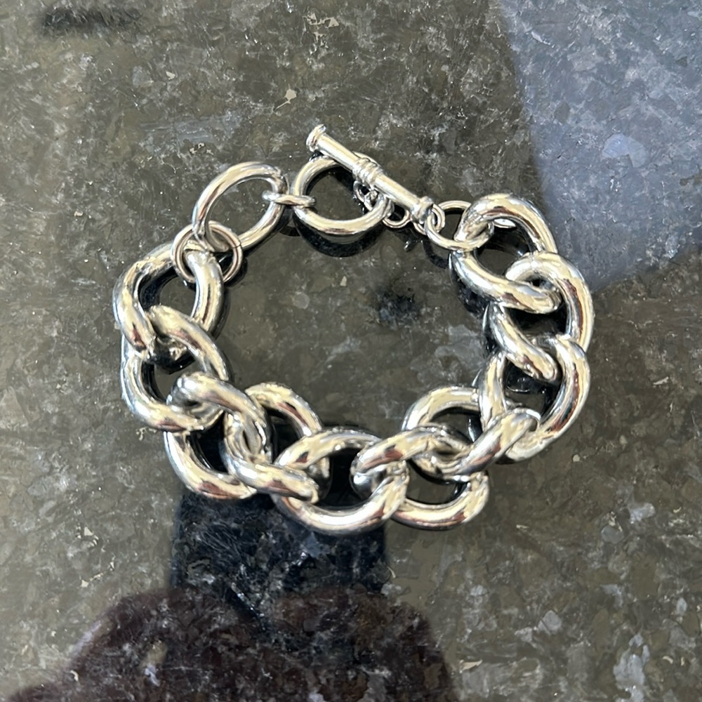 Toggle closure, large scale chain-link bracelet